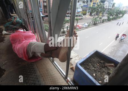 Dhaka Bangladesch 25. August 2023. Ein Obdachloser aus Bangladesch, der ein Nickerchen zu Fuß auf der Brücke in Paltan in Dhaka, Bangladesch, macht. Nazmul islam/Alamie leben Stockfoto