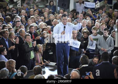 Bildnummer: 56802828 Datum: 02.01.2012 Copyright: imago/Xinhua (120103) -- DES MOINES, 3. Januar 2012 (Xinhua) -- DER republikanische Präsidentschaftskandidat Mitt Romney spricht während einer Wahlkampfveranstaltung in Clive, außerhalb des Moines, Hauptstadt von Iowa, 2. Januar 2012. Als der erste Wettbewerb für die Republikanische Partei naht, um ihren Präsidentschaftskandidaten zu nominieren, machen die Hoffnungsträger der Grand Old Party (GOP) am 3. Januar in Iowa ihren letzten Sprung in Richtung der Kaukusse. (Xinhua/Zhang Jun) (wn) US-IOWA-GOP CAUCUS-MITT ROMNEY PUBLICATIONxNOTxINxCHN People Politik USA Wahl Wahlkampf Republikaner Premiere Stockfoto