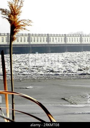 Bildnummer: 56807966  Datum: 03.01.2012  Copyright: imago/Xinhua (120103) -- HOHHOT, Jan. 3, 2012 (Xinhua) -- Floating ice is seen on the Yellow River in Erdos of north China s Inner Mongolia Autonomous Region, Jan. 3, 2012. About 650 kilometers of the Yellow River in Inner Mongolia were jammed by floating ice by 10:00 a.m. (0200 GMT) Tuesday. (Xinhua/Li Yunping) (xzj) CHINA-ERDOS-YELLOW RIVER-FLOATING ICE (CN) PUBLICATIONxNOTxINxCHN Gesellschaft Winter Jahreszeit xns x2x 2012 hoch  o0 Wetter Fluss Eis zugefroren     56807966 Date 03 01 2012 Copyright Imago XINHUA  Hohhot Jan 3 2012 XINHUA Flo Stockfoto
