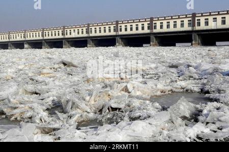 Bildnummer: 56807965  Datum: 03.01.2012  Copyright: imago/Xinhua (120103) -- HOHHOT, Jan. 3, 2012 (Xinhua) -- Floating ice is seen on the Yellow River in Erdos of north China s Inner Mongolia Autonomous Region, Jan. 3, 2012. About 650 kilometers of the Yellow River in Inner Mongolia were jammed by floating ice by 10:00 a.m. (0200 GMT) Tuesday. (Xinhua/Li Yunping) (xzj) CHINA-ERDOS-YELLOW RIVER-FLOATING ICE (CN) PUBLICATIONxNOTxINxCHN Gesellschaft Winter Jahreszeit xns x2x 2012 quer  o0 Wetter Fluss Eis zugefroren     56807965 Date 03 01 2012 Copyright Imago XINHUA  Hohhot Jan 3 2012 XINHUA Flo Stockfoto