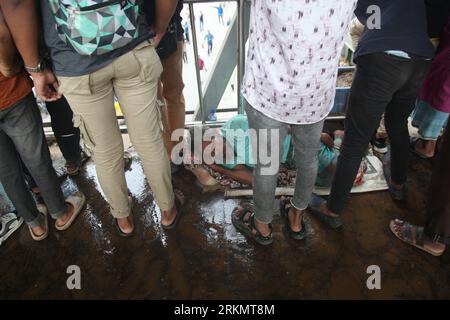 Dhaka Bangladesch 25. August 2023. Ein Obdachloser aus Bangladesch, der ein Nickerchen zu Fuß auf der Brücke in Paltan in Dhaka, Bangladesch, macht. Nazmul islam/Alamie leben Stockfoto