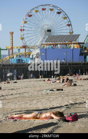 Bildnummer: 56818332 Datum: 04.01.2012 Copyright: imago/Xinhua (120105) -- LOS ANGELES, 5. Januar 2012 (Xinhua) -- Eine Frau sonnt sich am Strand von Santa Monica, als die Temperatur in Los Angeles, den Vereinigten Staaten, etwa 30 Grad Celsius erreicht, 4. Januar 2012. Ungewöhnlich hohe Temperaturen trafen mehrere Städte in Kalifornien, einige von ihnen waren im Winter Rekordhoch. (Xinhua/Ringo H.W. Chiu) (zw) U.S.-LOS ANGELES-WEATHER-HIGH TEMPERATURE PUBLICATIONxNOTxINxCHN Gesellschaft USA xbs x2x 2012 hoch o0 Strand, Hitze, Sommer, Jahreszeit 56818332 Datum 04 01 2012 Copyright Imago XINHUA Los Angeles Ja Stockfoto