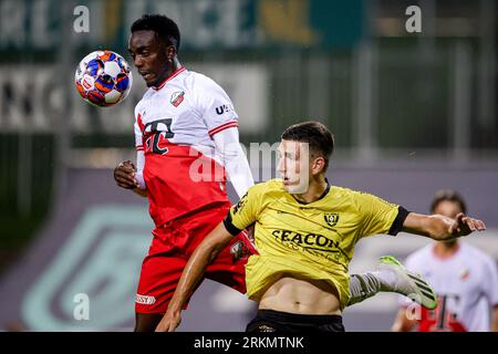 Venlo, Niederlande. 25. August 2023. VENLO, NIEDERLANDE - AUGUST 25: Bjorn Hardley vom Jong FC Utrecht führt den Ball mit Michalis Kosidis vom VVV-Venlo beim niederländischen Keuken Kampioen Divisie-Spiel zwischen VVV Venlo und Jong FC Utrecht am 25. August 2023 im Covebo Stadion de Koel in Venlo, Niederlande. (Foto: Broer van den Boom/Orange Pictures) Credit: Orange Pics BV/Alamy Live News Stockfoto