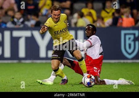 Venlo, Netherlands. 25th Aug, 2023. VENLO, NETHERLANDS - AUGUST 25: Martijn Berden of VVV-Venlo battles for possession with Bjorn Hardley of Jong FC Utrecht during the Dutch Keuken Kampioen Divisie match between VVV Venlo and Jong FC Utrecht at Covebo Stadion - De Koel on August 25, 2023 in Venlo, Netherlands. (Photo by Broer van den Boom/Orange Pictures) Credit: Orange Pics BV/Alamy Live News Stockfoto