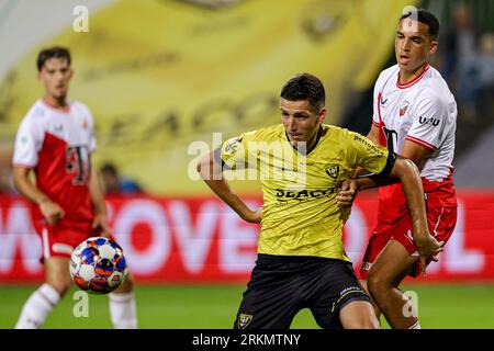Venlo, Niederlande. 25. August 2023. VENLO, NIEDERLANDE - AUGUST 25: Joahua Mukeh vom Jong FC Utrecht trifft Michalis Kosidis vom VVV-Venlo beim niederländischen Keuken Kampioen Divisie-Spiel zwischen VVV Venlo und Jong FC Utrecht am 25. August 2023 im Covebo Stadion de Koel in Venlo, Niederlande. (Foto: Broer van den Boom/Orange Pictures) Credit: Orange Pics BV/Alamy Live News Stockfoto