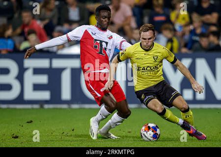 Venlo, Netherlands. 25th Aug, 2023. VENLO, NETHERLANDS - AUGUST 25: Martijn Berden of VVV-Venlo battles for possession with Bjorn Hardley of Jong FC Utrecht during the Dutch Keuken Kampioen Divisie match between VVV Venlo and Jong FC Utrecht at Covebo Stadion - De Koel on August 25, 2023 in Venlo, Netherlands. (Photo by Broer van den Boom/Orange Pictures) Credit: Orange Pics BV/Alamy Live News Stockfoto