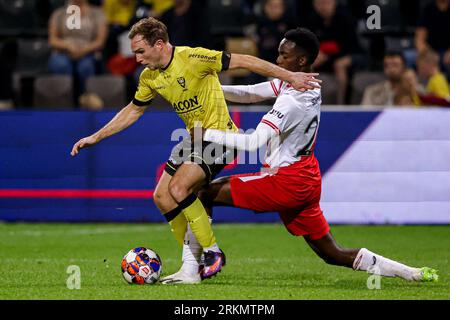 Venlo, Netherlands. 25th Aug, 2023. VENLO, NETHERLANDS - AUGUST 25: Bjorn Hardley of Jong FC Utrecht is tackling Martijn Berden of VVV-Venlo during the Dutch Keuken Kampioen Divisie match between VVV Venlo and Jong FC Utrecht at Covebo Stadion - De Koel on August 25, 2023 in Venlo, Netherlands. (Photo by Broer van den Boom/Orange Pictures) Credit: Orange Pics BV/Alamy Live News Stockfoto