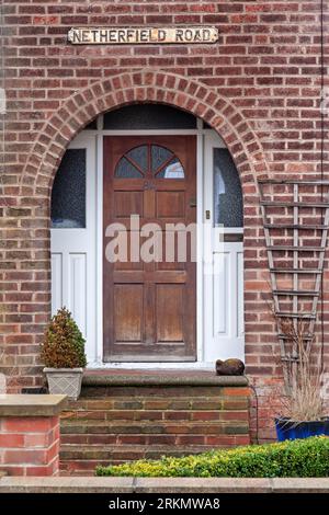 Typisches Reihenhaus mit englischer Architektur, mit einem Bogen aus britischen roten Ziegeln, in Long Eaton, an den Vororten von Nottingham, England, Großbritannien Stockfoto