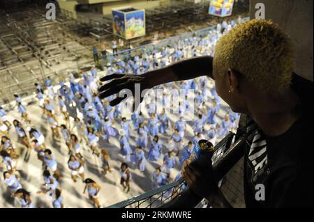 Bildnummer: 56845296  Datum: 08.01.2012  Copyright: imago/Xinhua (120109) -- RIO DE JANEIRO, Jan. 9, 2012 (Xinhua) -- An audience looks at Beija-flor samba school s rehearsal at Sambadrome in Rio de Janeiro, Brazil, on Jan. 8, 2012. The technical rehearsals of Rio Samba Parade 2012 kicked off here today. The 2012 Rio Carnival is to be held from Feb. 18 to 21. (Xinhua/Weng Xinyang) (lr) BRAZIL-RIO DE JANEIRO-SAMBA REHEARSAL PUBLICATIONxNOTxINxCHN Gesellschaft Karneval Sambaschule Tanz Probe xjh x0x premiumd 2012 quer      56845296 Date 08 01 2012 Copyright Imago XINHUA  Rio de Janeiro Jan 9 201 Stock Photo