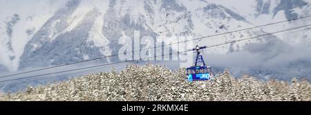 Bildnummer: 56849125  Datum: 09.01.2012  Copyright: imago/Xinhua (120110) -- INNSBRUCK, Jan. 10, 2012 (Xinhua) -- A cable car moves above the sliding track at the Olympic sliding Centre Innsbruck in Innsbruck, Austria, Jan. 9, 2012. The inaugural Youth Olympic Winter Games will be held on Jan. 13-22, 2012 in Innsbruck. (Xinhua/Bai Xuefei) AUSTRIA-INNSBRUCK-2012 YOUTH OLYMPIC WINTER GAMES PUBLICATIONxNOTxINxCHN Gesellschaft xbs x2x 2012 quer o0 Winter Jahreszeit, Gondel, Seilbahn     56849125 Date 09 01 2012 Copyright Imago XINHUA  Innsbruck Jan 10 2012 XINHUA a Cable Car Moves above The Slidin Stock Photo