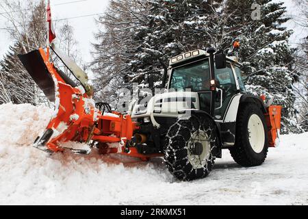 Bildnummer: 56849126 Datum: 09.01.2012 Copyright: imago/Xinhua (120110) -- INNSBRUCK, 10. Januar 2012 (Xinhua) -- Ein Mitarbeiter räumt den Schnee mit einem LKW neben der Gleitschirmbahn im Olympia-Schiebezentrum Innsbruck in Innsbruck, Österreich, 9. Januar 2012. Die ersten Olympischen Winterspiele der Jugend finden vom 13. Bis 22. Januar 2012 in Innsbruck statt. (Xinhua/Bai Xuefei) ÖSTERREICH-INNSBRUCK-2012 JUGEND OLYMPISCHE WINTERSPIELE PUBLICATIONxNOTxINxCHN Gesellschaft xbs x2x 2012 quer o0 Winter Jahreszeiten, Winterdienst, Räumfahrzeug 56849126 Datum 09 01 2012 Copyright Imago XINHUA Innsbruck Jan 10 2012 XINH Stockfoto