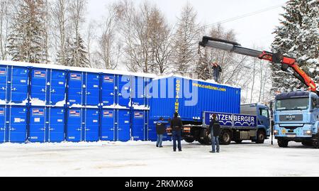 Bildnummer: 56849127  Datum: 09.01.2012  Copyright: imago/Xinhua (120110) -- INNSBRUCK, Jan. 10, 2012 (Xinhua) -- Staffs fix cabins for athletes at the Olympic sliding Centre Innsbruck in Innsbruck, Austria, Jan. 9, 2012. The inaugural Youth Olympic Winter Games will be held on Jan. 13-22, 2012 in Innsbruck. (Xinhua/Bai Xuefei) AUSTRIA-INNSBRUCK-2012 YOUTH OLYMPIC WINTER GAMES PUBLICATIONxNOTxINxCHN Gesellschaft xbs x2x 2012 quer  o0 Winter Jahreszeit, Container,     56849127 Date 09 01 2012 Copyright Imago XINHUA  Innsbruck Jan 10 2012 XINHUA staffs fix Cabins for Athletes AT The Olympic Slid Stock Photo