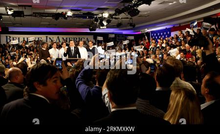 Bildnummer: 56854275  Datum: 10.01.2012  Copyright: imago/Xinhua (120111) -- MANCHESTER, Jan. 11, 2012 (Xinhua) -- U.S. Republican presidential hopeful Mitt Romney gives a victory speech to his supporters after he won the New Hampshire primary, in Manchester, the U.S., on Jan. 10, 2012. Romney Tuesday scored an easy victory in the first-in-the-nation primary in New Hampshire, early result shows. (Xinhua/Fang Zhe) U.S.-MANCHESTER-ELECTION-ROMNEY PUBLICATIONxNOTxINxCHN People Politik USA Wahlkampf Vorwahlen Republikaner xjh x0x premiumd 2012 quer      56854275 Date 10 01 2012 Copyright Imago XIN Stock Photo