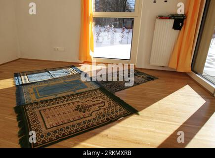 Bildnummer: 56863119  Datum: 11.01.2012  Copyright: imago/Xinhua (120111) -- INNSBRUCK, Jan. 11, 2012 (Xinhua) -- The Multi Faith room is ready for athletes in 2012 Youth Olympic Village in Innsbruck, Austria, Jan. 11, 2012. The opening ceremony of the 1st Youth Olympic Winter Games will kick off on Jan. 13 here. (Xinhua/Bai Xuefei) AUSTRIA-INNSBRUCK-2012 YOUTH OLYMPIC WINTER GAMES-VILLAGE PUBLICATIONxNOTxINxCHN Gesellschaft xns x2x 2012 quer o0 Gebetsraum Teppich Gebetsteppich Religion Islam     56863119 Date 11 01 2012 Copyright Imago XINHUA  Innsbruck Jan 11 2012 XINHUA The Multi Faith Room Stock Photo