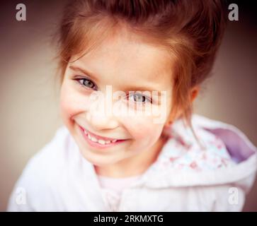 Porträt eines schönen glücklichen Mädchen Nahaufnahme Stockfoto