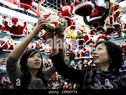 Bildnummer: 56866733  Datum: 23.11.2010  Copyright: imago/Xinhua (120112) -- Jan. 12, 2011 (Xinhua) -- File photo shows merchants purchasing Santa Claus dolls at a booth of the International Trade City in Yiwu, a city famous for small commodities trade in east China s Zhejiang province, Nov. 23, 2010. According to a statement announced by the National Bureau of Statistics (NBS) Tuesday, the growth rate of China s GDP in 2010 was still 10.4 percent but the verified total value was 31.1 billion yuan (4.93 billion U.S.dollars) more than initial calculation. The current value of the gross domestic Stockfoto