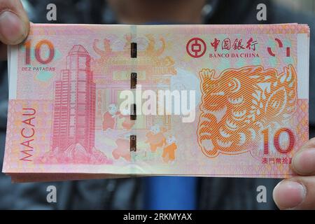 Bildnummer: 56866744  Datum: 12.01.2012  Copyright: imago/Xinhua (120112) -- MACAO, Jan. 12, 2012 (Xinhua) -- A resident shows a New Year 10-Pataca note in Macao, south China, Jan. 12, 2011. The 10-Pataca notes, with a figure of dragon printed on, were issued by Macao Branch of Bank of China and Banco Nacional Ultramarino on Thursday, to celebrate the Chinese Lunar New Year of Dragon. (Xinhua/Cheong Kam Ka) (ly) CHINA-MACAO-NOTES-NEW YEAR (CN) PUBLICATIONxNOTxINxCHN Wirtschaft xbs x2x 2012 quer o0 Objekte 10 Patacas Geldschein Schein o00 Geld, Währung     56866744 Date 12 01 2012 Copyright Ima Stock Photo