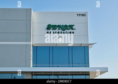 Houston, Texas USA 07-30-2023: Außenfassade des Bürogebäudes der Senox Corporation in Houston, TX. Fertigungsunternehmen für nahtlose Regenrinnen. Stockfoto