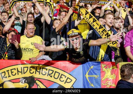 Venlo, Netherlands. 25th Aug, 2023. VENLO, NETHERLANDS - AUGUST 25: Fans of VVV-Venlo celebrating victory during the Dutch Keuken Kampioen Divisie match between VVV Venlo and Jong FC Utrecht at Covebo Stadion - De Koel on August 25, 2023 in Venlo, Netherlands. (Photo by Broer van den Boom/Orange Pictures) Credit: Orange Pics BV/Alamy Live News Stockfoto