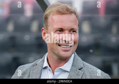 Venlo, Niederlande. 25. August 2023. VENLO, NIEDERLANDE - AUGUST 25: Cheftrainer Rick Kruys von VVV-Venlo schaut beim Keuken Kampioen Divisie Spiel zwischen VVV Venlo und Jong FC Utrecht am 25. August 2023 im Covebo Stadion - de Koel in Venlo, Niederlande. (Foto: Broer van den Boom/Orange Pictures) Credit: Orange Pics BV/Alamy Live News Stockfoto