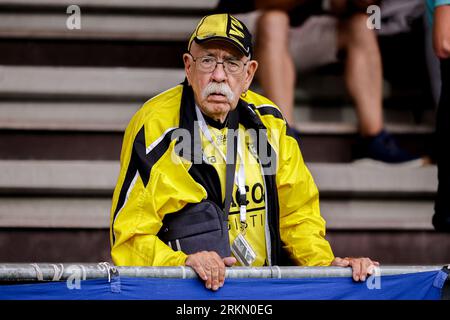 Venlo, Netherlands. 25th Aug, 2023. VENLO, NETHERLANDS - AUGUST 25: Fan of VVV-Venlo waiting for the match to start during the Dutch Keuken Kampioen Divisie match between VVV Venlo and Jong FC Utrecht at Covebo Stadion - De Koel on August 25, 2023 in Venlo, Netherlands. (Photo by Broer van den Boom/Orange Pictures) Credit: Orange Pics BV/Alamy Live News Stockfoto