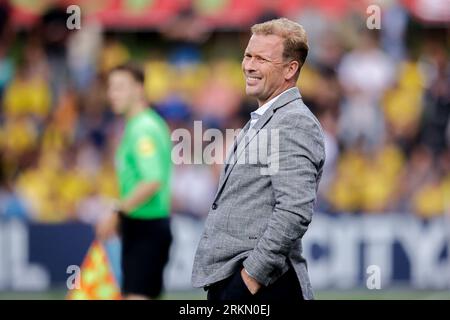 Venlo, Niederlande. 25. August 2023. VENLO, NIEDERLANDE - AUGUST 25: Cheftrainer Rick Kruys von VVV-Venlo schaut beim Keuken Kampioen Divisie Spiel zwischen VVV Venlo und Jong FC Utrecht am 25. August 2023 im Covebo Stadion - de Koel in Venlo, Niederlande. (Foto: Broer van den Boom/Orange Pictures) Credit: Orange Pics BV/Alamy Live News Stockfoto
