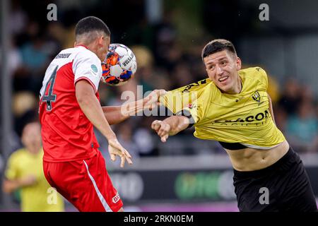 Venlo, Netherlands. 25th Aug, 2023. VENLO, NETHERLANDS - AUGUST 25: Joahua Mukeh of Jong FC Utrecht heads the ball with Michalis Kosidis of VVV-Venlo during the Dutch Keuken Kampioen Divisie match between VVV Venlo and Jong FC Utrecht at Covebo Stadion - De Koel on August 25, 2023 in Venlo, Netherlands. (Photo by Broer van den Boom/Orange Pictures) Credit: Orange Pics BV/Alamy Live News Stockfoto