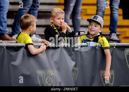 Venlo, Niederlande. 25. August 2023. VENLO, NIEDERLANDE - AUGUST 25: Junge Fans von VVV-Venlo warten auf den Start des Spiels während des niederländischen Keuken Kampioen Divisie-Spiels zwischen VVV Venlo und Jong FC Utrecht im Covebo Stadion - de Koel am 25. August 2023 in Venlo, Niederlande. (Foto: Broer van den Boom/Orange Pictures) Credit: Orange Pics BV/Alamy Live News Stockfoto