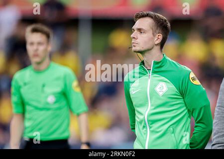 Venlo, Niederlande. 25. August 2023. VENLO, NIEDERLANDE - AUGUST 25: 4. Offizieller Steve Janssen während des Keuken Kampioen Divisie Matches zwischen VVV Venlo und Jong FC Utrecht im Covebo Stadion - de Koel am 25. August 2023 in Venlo, Niederlande. (Foto: Broer van den Boom/Orange Pictures) Credit: Orange Pics BV/Alamy Live News Stockfoto