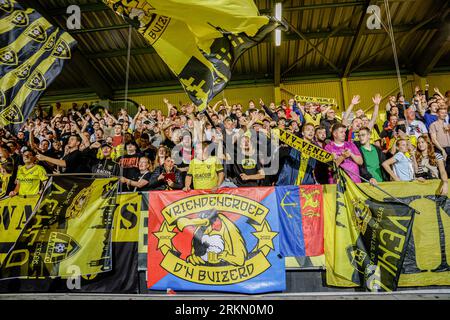 Venlo, Netherlands. 25th Aug, 2023. VENLO, NETHERLANDS - AUGUST 25: Fans of VVV-Venlo celebrating victory during the Dutch Keuken Kampioen Divisie match between VVV Venlo and Jong FC Utrecht at Covebo Stadion - De Koel on August 25, 2023 in Venlo, Netherlands. (Photo by Broer van den Boom/Orange Pictures) Credit: Orange Pics BV/Alamy Live News Stockfoto