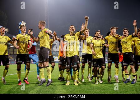VENLO, NIEDERLANDE - AUGUST 25: Spieler von VVV-Venlo, Simon Janssen von VVV-Venlo, Soulyman Allouch von VVV-Venlo, Roel Janssen von VVV-Venlo, Joep Kluskens von VVV-Venlo, Michalis Kosidis von VVVV-Venlo, Rick Ketting Martijn Berden von VVV-Venlo während des niederländischen Keuken Kampioen Divisie-Spiels zwischen VVV Venlo und Jong FC Utrecht im Covebo Stadion - de Koel am 25. August 2023 in Venlo, Niederlande. (Foto: Broer van den Boom/Orange Pictures) Stockfoto