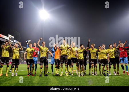 VENLO, NIEDERLANDE - AUGUST 25: Spieler von VVV-Venlo, Simon Janssen von VVV-Venlo, Soulyman Allouch von VVV-Venlo, Roel Janssen von VVV-Venlo, Joep Kluskens von VVV-Venlo, Michalis Kosidis von VVVV-Venlo, Rick Ketting Martijn Berden von VVV-Venlo während des niederländischen Keuken Kampioen Divisie-Spiels zwischen VVV Venlo und Jong FC Utrecht im Covebo Stadion - de Koel am 25. August 2023 in Venlo, Niederlande. (Foto: Broer van den Boom/Orange Pictures) Stockfoto
