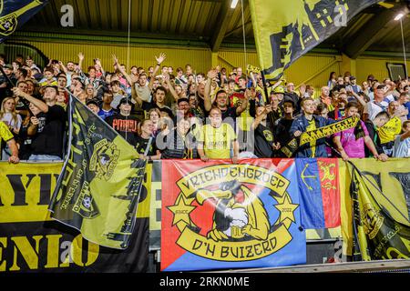 Venlo, Niederlande. 25. August 2023. VENLO, NIEDERLANDE - AUGUST 25: Fans von VVV-Venlo jubeln den Sieg beim niederländischen Keuken Kampioen Divisie-Spiel zwischen VVV Venlo und Jong FC Utrecht im Covebo Stadion - de Koel am 25. August 2023 in Venlo, Niederlande. (Foto: Broer van den Boom/Orange Pictures) Credit: Orange Pics BV/Alamy Live News Stockfoto