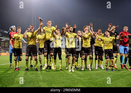 VENLO, NIEDERLANDE - AUGUST 25: Spieler von VVV-Venlo, Simon Janssen von VVV-Venlo, Soulyman Allouch von VVV-Venlo, Roel Janssen von VVV-Venlo, Joep Kluskens von VVV-Venlo, Michalis Kosidis von VVVV-Venlo, Rick Ketting Martijn Berden von VVV-Venlo während des niederländischen Keuken Kampioen Divisie-Spiels zwischen VVV Venlo und Jong FC Utrecht im Covebo Stadion - de Koel am 25. August 2023 in Venlo, Niederlande. (Foto: Broer van den Boom/Orange Pictures) Stockfoto