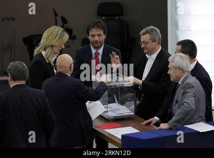 Bildnummer: 56902054  Datum: 17.01.2012  Copyright: imago/Xinhua (120117) -- STRASBOURG, Jan. 17, 2012 (Xinhua) -- Members of European Parliament cast their ballots during the first round of vote for new president of the European Parliament in Strasbourg, France, on Jan. 17, 2012.   (Xinhua/Zhou Lei) (nxl) FRANCE-STRASBOURG-EUROPEAN PARLIAMENT-NEW PRESIDENT-VOTE PUBLICATIONxNOTxINxCHN People Politik Europaparlament EU Parlament Wahl xjh x1x premiumd 2012 quer     56902054 Date 17 01 2012 Copyright Imago XINHUA  Strasbourg Jan 17 2012 XINHUA Members of European Parliament Cast their Ballots dur Stock Photo