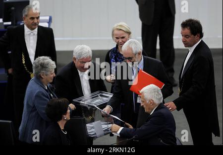 Bildnummer: 56902056  Datum: 17.01.2012  Copyright: imago/Xinhua (120117) -- STRASBOURG, Jan. 17, 2012 (Xinhua) -- Outgoing President of European Parliament Jerzy Buzek (front R) casts his vote during the first round of vote for new president of the European Parliament in Strasbourg, France, on Jan. 17, 2012.   (Xinhua/Zhou Lei) (nxl) FRANCE-STRASBOURG-EUROPEAN PARLIAMENT-NEW PRESIDENT-VOTE PUBLICATIONxNOTxINxCHN People Politik Europaparlament EU Parlament Wahl xjh x1x premiumd 2012 quer     56902056 Date 17 01 2012 Copyright Imago XINHUA  Strasbourg Jan 17 2012 XINHUA Outgoing President of Eu Stock Photo