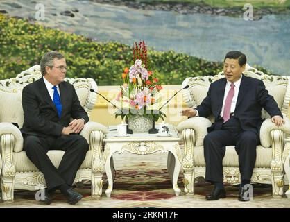 (120117) -- BEIJING, Jan. 17, 2012 (Xinhua) -- Chinese Vice President Xi Jinping (R) meets with Jeb Bush (L), former Governor of Florida, the United States, at the Great Hall of the People in Beijing, capital of China, Jan. 17, 2012. (Xinhua/Li Xueren) (lmm) CHINA-XI JINPING-U.S.-JEB BUSH-MEETING (CN) PUBLICATIONxNOTxINxCHN Stock Photo