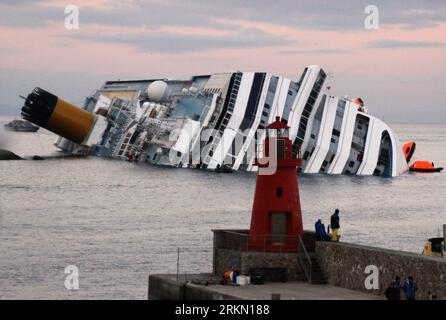 Bildnummer: 56903810  Datum: 17.01.2012  Copyright: imago/Xinhua (120117) -- GIGLIO ISLAND, Jan. 17, 2012 (Xinhua) -- The partially submerged Italian cruise liner Costa Concordia is seen off the west coast of Italy at the Tuscan island of Giglio, Jan. 17, 2012. The death toll from the wreck of Italian cruise liner Costa Concordia rose to eleven on Tuesday as another five bodies were found in the vessel, according to the ANSA news agency. Twenty-four from the ship are now still missing, and chances of them being found alive are getting fainter. (Xinhua/Wang Yunjia) ITALY-GIGLIO ISLAND-CRUISE LI Stock Photo