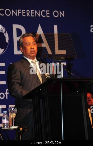 Bildnummer: 56923560  Datum: 19.01.2012  Copyright: imago/Xinhua (120119) -- KUALA LUMPUR, Jan. 19, 2012 (Xinhua) -- Malaysian Deputy Prime Minister Muhyiddin Mohamad Yassin addresses the International Conference on Global Movement of Moderates in Kuala Lumpur, capital of Malaysia, on Jan. 19, 2012. The three-day conference, which ends on Thursday, has drawn scholars, diplomats and government officials from 70 countries to talk about moderation, a concept vigorously advocated by Malaysian Prime Minister Najib Rzazk, as he urged world leaders to combat extremists for world peace in his maiden s Stock Photo