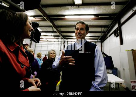 Bildnummer: 56938236  Datum: 21.01.2012  Copyright: imago/Xinhua (120121) -- CHAPIN, Jan. 21, 2012(Xinhua) -- Republican presidential candidate, former U.S. Sen. Rick Santorum, is interviewed at a polling station in Chapin, South Carolina, on Jan. 21, 2012. The four remaining U.S. Republican candidates crisscrossed the state of South Carolina, trying to persuade voters to support them in the first place in the South primary that is to take place today. (Xinhua/Fang Zhe) US-SOUTH CAROLIAN-PRESIDENTIAL CAMPAIGN-PRIMARY PUBLICATIONxNOTxINxCHN People Politik USA Wahlkampf Republikaner Präsidentsch Stock Photo