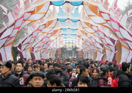 Bildnummer: 56945825 Datum: 23.01.2012 Copyright: imago/Xinhua (120123) -- CHENGDU, 23. Januar 2012 (Xinhua) -- Nehmen Sie an einer Tempelmesse Teil, die im Wuhou-Tempel in Chengdu, der Hauptstadt der südwestchinesischen Provinz Sichuan, am 23. Januar 2012 anlässlich des chinesischen Mondjahres des Drachen stattfindet. (Xinhua/Xue Yubin) (xzj) CHINA-CHENGDU-SPRING FESTIVAL-TEMPLE FAIR (CN) PUBLICATIONxNOTxINxCHN Gesellschaft Frühligsfest Neujahr xns x0x 2012 quer 56945825 Datum 23 01 2012 Copyright Imago XINHUA Chengdu 23. Januar 2012 XINHUA Nehmen Sie Teil an einem Temple Fair Hero im Wuhou Tempel in Chengdu Hauptstadt Südwestchinas S SIC Stockfoto