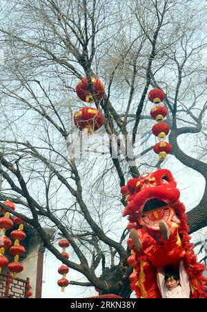 Bildnummer: 56945816 Datum: 23.01.2012 Copyright: imago/Xinhua (120123) -- ZHENGZHOU, 23. Januar 2012 (Xinhua) -- Ein Paar Löwen-Tanzkünstler inszenieren eine Vorstellung auf einer Tempelmesse, die im City God Temple von Zhengzhou, der Hauptstadt der zentralchinesischen Provinz Henan, am 23. Januar 2012 stattfindet. Folkkünstler in Zhengzhou gaben traditionelle Drachen- und Löwentänze auf den verschiedenen Tempelmessen und Touristenattraktionen der Stadt am Montag, um das chinesische Mondneujahr zu feiern. (Xinhua/Wang Song) (lmm) CHINA-HENAN-ZHENGZHOU-LUNAR NEW YEAR-DRAGON & LION DANCES (CN) PUBLICATIONxNOTxINxCHN Gesellschaft Frühligsfest Neujahr Stockfoto