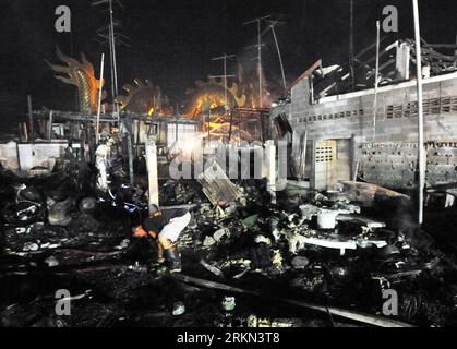 Bildnummer: 56956666  Datum: 24.01.2012  Copyright: imago/Xinhua (120125) -- SUPHAN BURI, Jan. 25, 2012 (Xinhua) -- Houses damaged in a fireworks accident are seen in Suphan Buri, Thailand, Jan. 24, 2012. At least four were killed and more than 50 were injured Tuesday night after sparks from a fireworks display for the Chinese New Year set wooden houses on fire in a residential area in central Thailand s Suphan Buri Province. (Xinhua/Rachen Sageamsak) (djj) THAILAND-SUPHAN BURI-FIREWORKS-ACCIDENT PUBLICATIONxNOTxINxCHN Gesellschaft Unfall Feuerwerkskörper Explosion Zerstörung xjh x0x 2012 quer Stock Photo