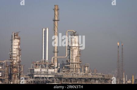 (120124) -- TEHERAN, 24. Januar 2012 (Xinhua) -- Aktenfoto vom 29. Dezember 2010 zeigt einen Blick auf die Abadan-Raffinerie, die größte im Iran, in der südwestlichen iranischen Stadt Abadan. Das iranische Ölministerium sagte, dass das jüngste Ölembargo der Europäischen Union (EU) gegen den Iran negative Auswirkungen auf die europäischen Länder und andere Nationen haben wird, berichtete der lokale Satellit Press TV am 24. Januar. (Xinhua/Ahmad Halabisaz) IRAN-EU-OIL-SANCTION-ABADAN PUBLICATIONxNOTxINxCHN 120124 TEHERAN 24. Januar 2012 XINHUA-Datei Foto VOM DEC 29 2010 zeigt eine Ansicht der Abadan-Raffinerie, der größten im Iran im Südwesten Stockfoto