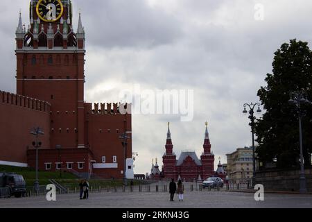 Moskau, Russland. August 2023. Menschen, die am Tag nach dem Tod des Leiters der russischen privaten Militärfirma Wagner, Jewgeni Prigozhin, bei einem Flugzeugabsturz neben einem Zaun gesehen wurden, der den Roten Platz in Moskau blockiert. Der Absturz löste verschiedene Theorien aus, wer für Prigozhins Tod verantwortlich war. Er war eine Person, die zwei Monate zuvor einen kurzlebigen Militärputsch in Russland inszeniert hatte. In einem seltsamen Zufall wurde Prigozhins Geschäftsflugzeug am selben Tag abgestürzt, an dem seine private Militärgruppe rebelliert hatte. (Foto: Vlad Karkov/SOPA Images/SIPA USA) Credit: SIPA USA/Alamy Live News Stockfoto