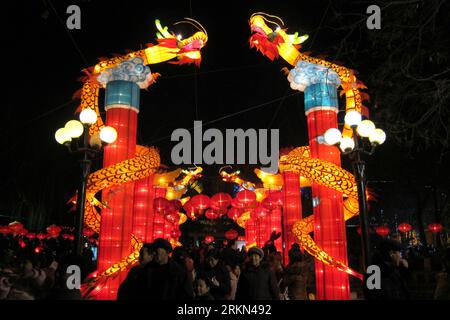 Bildnummer: 56970184  Datum: 26.01.2012  Copyright: imago/Xinhua (120127) -- JINAN, Jan. 27, 2012 (Xinhua) -- Giant Chinese dragon lanterns are seen illuminating the night sky to celebrate the traditional Chinese lunar Year of the Dragon, in Jinan, capital of east China s Shandong Province, Jan. 26, 2012. (Xinhua/Xu Suhui) (cxy) CHINA-SPRING FESTIVAL-LANTERN (CN) PUBLICATIONxNOTxINxCHN Gesellschaft Deko Frühlingsfest Neujahr Jahr des Drachen Drache Beleuchtung xns x0x 2012 quer      56970184 Date 26 01 2012 Copyright Imago XINHUA  Jinan Jan 27 2012 XINHUA Giant Chinese Dragon Lanterns are Lake Stock Photo