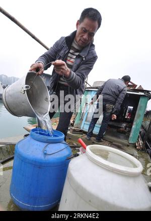 Bildnummer: 56974623  Datum: 27.01.2012  Copyright: imago/Xinhua (120127) -- LIUZHOU, Jan. 27, 2012 (Xinhua) -- A fisherfolk pours water to a container on his boat on Liujiang River, south China s Guangxi Zhuang Autonomous Region, Jan. 27, 2012. The water quality still meets national standards, according to local authorities. Cadmium pollutants were detected in the Liujiang River in Liuzhou of Guangxi on Thursday afternoon, more than 10 days after industrial waste from a local mining company polluted Longjiang, a tributary upstream of the Liujiang River, the city s environmental protection bur Stock Photo