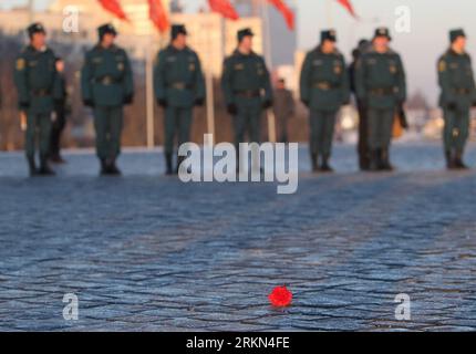 Bildnummer: 56974590  Datum: 27.01.2012  Copyright: imago/Xinhua (120127) -- ST. PETERSBURG, Jan. 27, 2012 (Xinhua) -- A flower is seen on the ground at the Monument to the Heroic Defenders of Leningrad in St. Petersburg, Russia, Jan. 27, 2012, marking the end of the Siege of Leningrad. The battle, also known as the Leningrad Blockade, was one of the longest and most destructive sieges in history and the most costly in terms of casualties. (Xinhua/Lu Jinbo) (djj) RUSSIA-ST. PETERSBURG-BATTLE OF LENINGRAD-68TH ANNIVERSARY OF VICTORY PUBLICATIONxNOTxINxCHN Gesellschaft Gedenken 2 Weltkrieg Belag Stock Photo