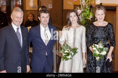 Bildnummer: 56970206  Datum: 26.01.2012  Copyright: imago/Xinhua (120126) -- BRUSSELS, Jan. 26, 2011 (Xinhua) -- Belgian Crown Prince Philippe (1st L) and Princess Mathilde (1st R) are greeted by Denmark s Crown Prince Frederik (2nd L) and Crown Princess Mary (2nd R) upon their arrival to attend the concert for Denmark s taking over the rotating EU presidency in Brussels, capital of Belgium, Jan. 26, 2011. (Xinhua/Thierry Monasse)(zx) BELGIUM-EU-DENMARK-PRESIDENCY-CONCERT PUBLICATIONxNOTxINxCHN People Entertainment Adel premiumd xns x1x 2012 quer o0 Ehefrau, Frau, Familie, Privat, Mann, Eheman Stock Photo