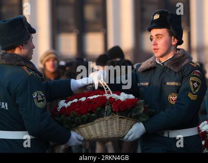 Bildnummer: 56974591  Datum: 27.01.2012  Copyright: imago/Xinhua (120127) -- ST. PETERSBURG, Jan. 27, 2012 (Xinhua) -- Two young men pass a flower basket to be laid at the Monument to the Heroic Defenders of Leningrad in St. Petersburg, Russia, Jan. 27, 2012, marking the end of the Siege of Leningrad. The battle, also known as the Leningrad Blockade, was one of the longest and most destructive sieges in history and the most costly in terms of casualties. (Xinhua/Lu Jinbo) (djj) RUSSIA-ST. PETERSBURG-BATTLE OF LENINGRAD-68TH ANNIVERSARY OF VICTORY PUBLICATIONxNOTxINxCHN Gesellschaft Gedenken 2 Stock Photo